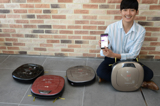 서울 여의도동 LG 트윈타워에서 모델이 스마트폰으로 사용할 수 있는 ‘LG 로보킹 터보’ 제품을 소개하고 있다.<LG전자 제공>